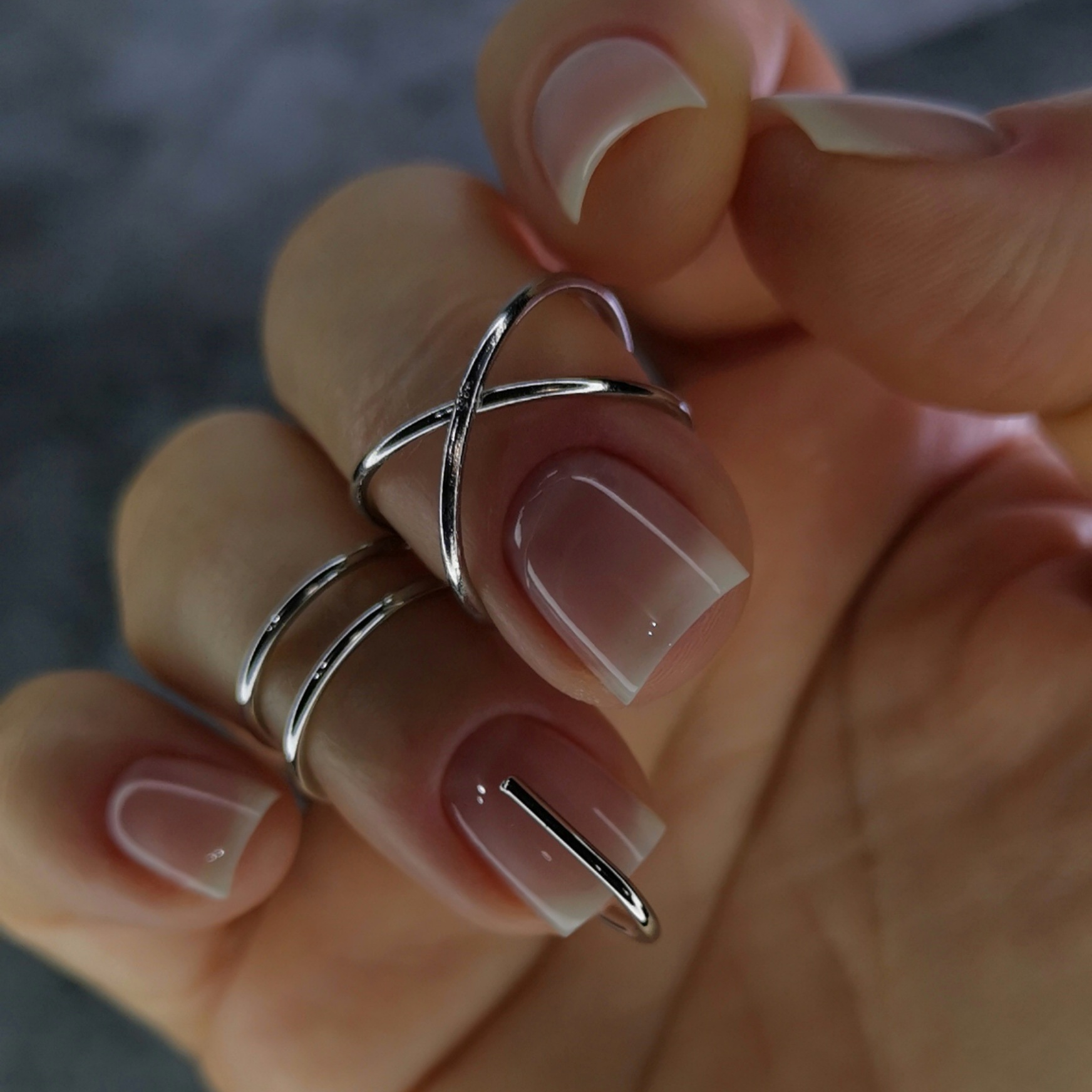 Маникюр с серебром на короткие и длинные ногти: дизайн с фото